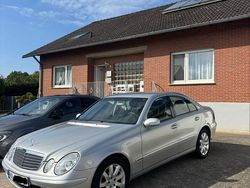 Silber Gebraucht 2003 Mercedes E220 Classic Limousine | 7.350 €
