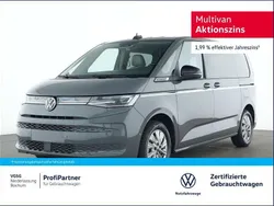Grau Gebraucht 2023 VW Multivan Van / Kleinbus | 52.990 € (Fairer Preis)