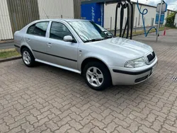 Silber Gebraucht 2001 Skoda Octavia Kleinwagen | 1.900 €