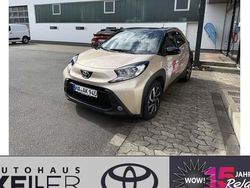 Ginger beige metallic/dach mysticschwarz mica Gebraucht 2024 Toyota Aygo Team Kleinwagen | 18.380 € (Fairer Preis)