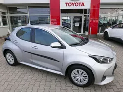 Silver metallic Gebraucht 2021 Toyota Yaris Hybrid Business Edition Kleinwagen | 16.930 € (Fairer Preis)