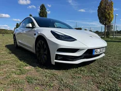 Weiß Gebraucht 2022 Tesla Model 3 Performance Limousine | 34.000 € (Etwas zu teuer)