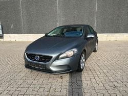 Grau Gebraucht 2016 Volvo V40 Kinetic Limousine | 8.300 € (Fairer Preis)