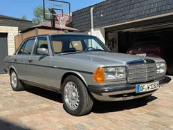 Silber Gebraucht 1982 Mercedes 200 Limousine | 14.290 €
