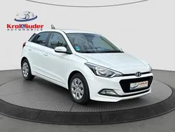 Weiß Gebraucht 2016 Hyundai i20 Classic Limousine | 7.870 € (Fairer Preis)