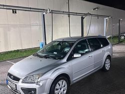 Grau Gebraucht 2007 Ford Focus Kombi | 1.100 €