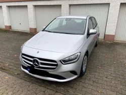 Silber Gebraucht 2021 Mercedes B180 Van / Kleinbus | 18.500 €