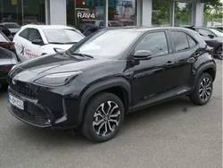 Mysticschwarz mica (metallic) Gebraucht 2024 Toyota Yaris Hybrid Team SUV | 28.900 € (Etwas zu teuer)