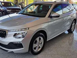 Brilliantsilber metallic Gebraucht 2024 Skoda Kamiq Selection SUV | 22.890 € (Fairer Preis)