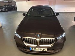 Grau Gebraucht 2024 BMW 520 Limousine | 44.000 €