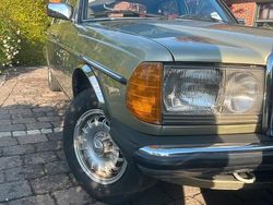 Grün Gebraucht 1984 Mercedes E230 Limousine | 12.900 €