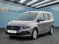 Grau Gebraucht 2022 Mercedes T180 Van / Kleinbus | 29.599 € (Etwas zu teuer)