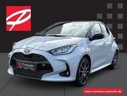 Dynamic grey silber metallic, dach schwarz Gebraucht 2022 Toyota Yaris Hybrid Sport Limousine | 19.996 € (Fairer Preis)