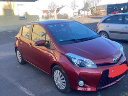 Rot Gebraucht 2012 Toyota Yaris Hybrid Kleinwagen | 9.700 €