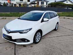 Weiß Gebraucht 2016 Toyota Auris Touring Sports Executive Kombi | 11.550 € (Fairer Preis)