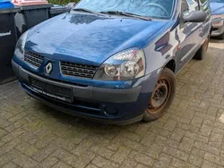 Blau Gebraucht 2003 Renault Clio II Kleinwagen | 700 € (Fairer Preis)
