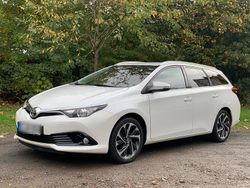 Weiß Gebraucht 2016 Toyota Auris Touring Sports Design Kombi | 6.950 € (Guter Preis)