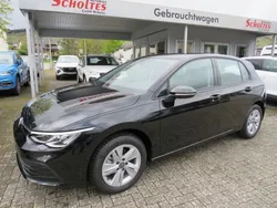 Grenadillschwarz metallic Gebraucht 2024 VW Golf VIII Life Limousine | 26.880 € (Fairer Preis)