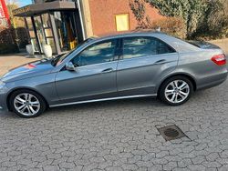 Grau Gebraucht 2011 Mercedes E200 Limousine | 10.900 €