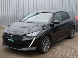 Perla schwarz metallic Gebraucht 2023 Peugeot e-208 Allure+ Kleinwagen | 33.900 €