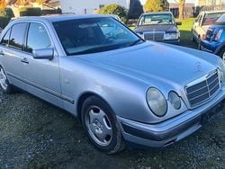 Silber Gebraucht 1998 Mercedes E290 Limousine | 2.300 €