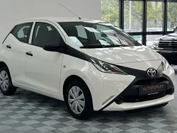 Weiß Gebraucht 2016 Toyota Aygo Kleinwagen | 6.444 €