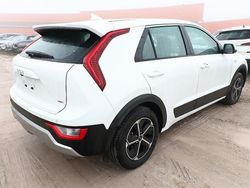 Schneeweiß schneeweiß Gebraucht 2024 Kia Niro Edition 7 SUV | 27.254 € (Fairer Preis)