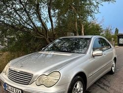 Silber Gebraucht 2004 Mercedes 220 Limousine | 3.000 €
