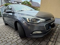 Grau Gebraucht 2016 Hyundai i20 Style Kleinwagen | 8.333 € (Fairer Preis)
