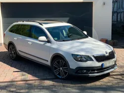 Weiß Gebraucht 2015 Skoda Superb Kombi | 11.200 € (Fairer Preis)