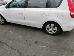 Weiß Gebraucht 2009 Hyundai i30 Kleinwagen | 3.000 €