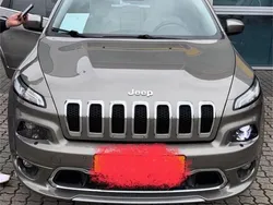 Gold Gebraucht 2016 Jeep Cherokee SUV | 17.000 € (Teuer)