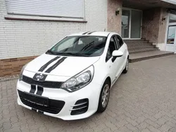 Weiß Gebraucht 2016 Kia Rio Attract Limousine | 4.200 € (Guter Preis)