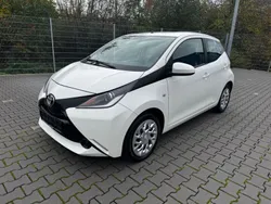 Weiß Gebraucht 2015 Toyota Aygo X-play Kleinwagen | 6.990 € (Fairer Preis)