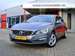 Grau Gebraucht 2015 Volvo V60 Momentum Kombi | 10.750 € (Guter Preis)