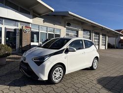 Schneeweiß Gebraucht 2021 Toyota Aygo X-play Kleinwagen | 12.490 € (Etwas zu teuer)