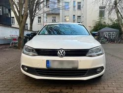 Weiß Gebraucht 2013 VW Jetta Limousine | 9.800 €