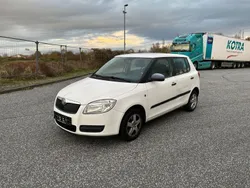 Weiß Gebraucht 2010 Skoda Fabia Classic Kleinwagen | 1.899 € (Fairer Preis)