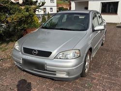 Grau Gebraucht 2003 Opel Astra Limousine | 1.100 € (Etwas zu teuer)