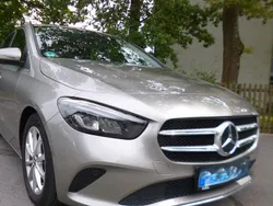 Silber Gebraucht 2020 Mercedes B200 Van / Kleinbus | 22.300 € (Fairer Preis)