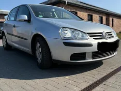 Grau Gebraucht 2004 VW Golf V Kleinwagen | 2.200 € (Guter Preis)