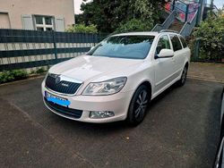 Weiß Gebraucht 2012 Skoda Octavia Kombi | 7.600 € (Etwas zu teuer)