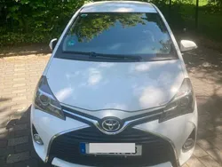Weiß Gebraucht 2016 Toyota Yaris Comfort Limousine | 8.500 € (Fairer Preis)