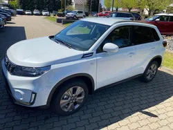 Cool white pearl metallic Gebraucht 2023 Suzuki Vitara Comfort SUV | 21.990 € (Guter Preis)
