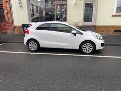 Weiß Gebraucht 2013 Kia Rio Kleinwagen | 5.300 € (Etwas zu teuer)
