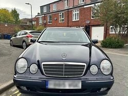 Blau Gebraucht 2001 Mercedes E220 Limousine | 5.700 €