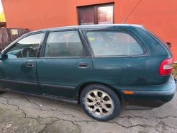 Grün Gebraucht 2000 Volvo V40 Kombi | 2.950 €