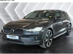 Grau Gebraucht 2024 Volvo V60 CC Ultimate Kombi | 47.500 € (Etwas zu teuer)