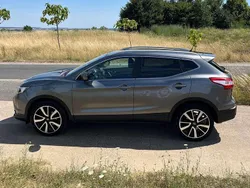Grau Gebraucht 2015 Nissan Qashqai Tekna SUV | 11.700 € (Fairer Preis)