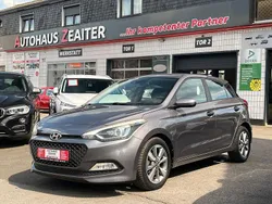Grau Gebraucht 2015 Hyundai i20 Trend Limousine | 7.990 € (Fairer Preis)